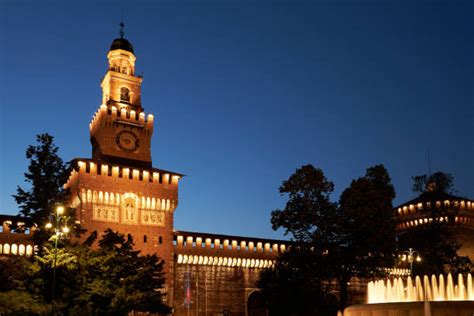 Castello Sforzesco: Muhteşem Bir Orta Çağ Kalıntısı ve Sanatın İncisi!