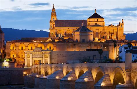 Mezquita-Catedral de Córdoba: Tarihi Bir Mimari Şaheser ve Ruhsal Bir Yolculuk!