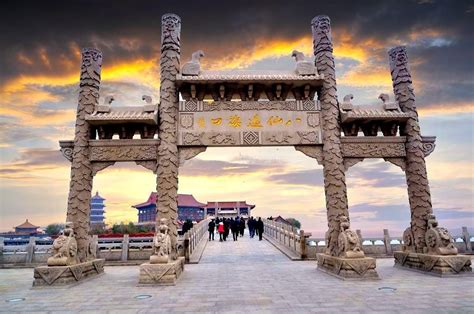  Penglai Pavilion Tarihine Yolculuk Yapın: Mitoloji ve Muhteşem Deniz Manzaraları!