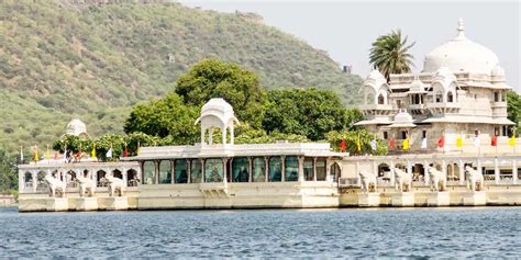  Udaipur'daki Jag Mandir Sarayı: Rüya Gibi Bir Gökyüzü Yansıması!